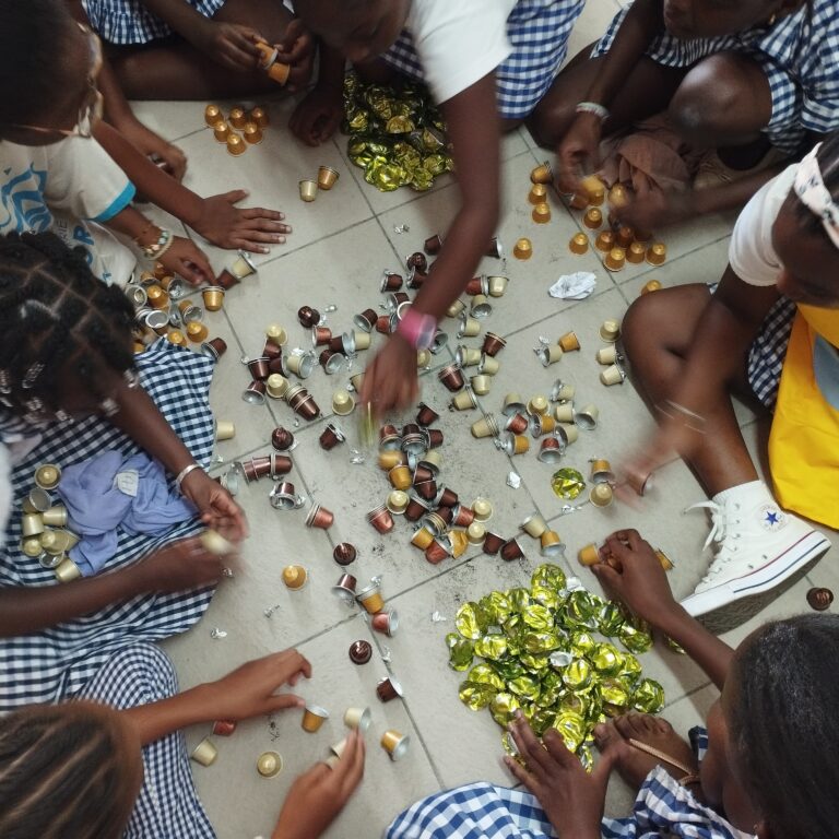 Des petits créateurs écoresponsables : les élèves de Grain de Soleil recyclent, apprennent et s’amusent !